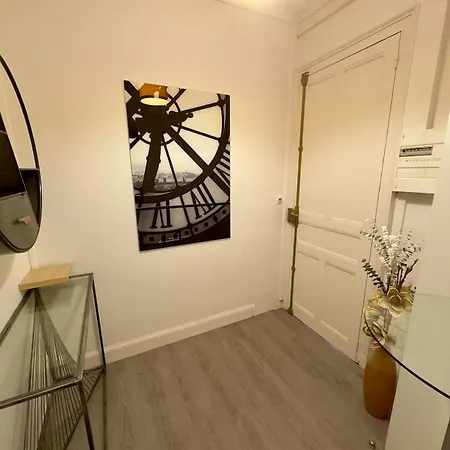 Le Seventies Apartment *
